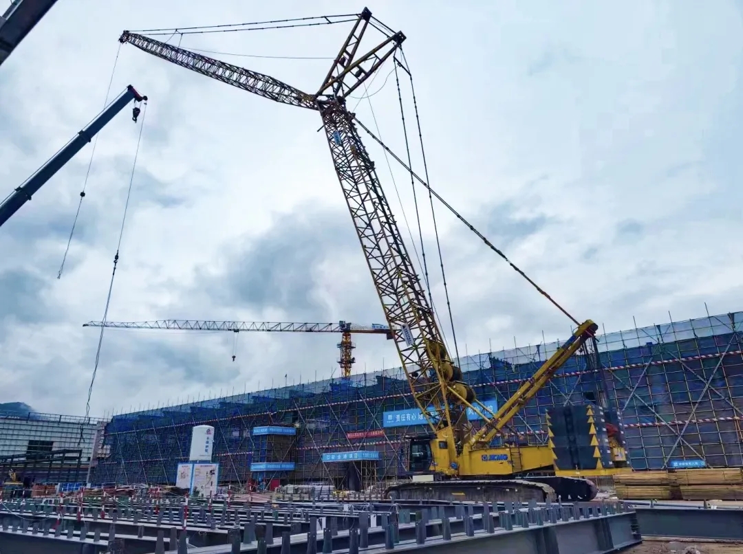“鋼”鐵的意志！徐工XGC320履帶起重機(jī)參建大跨度鋼結(jié)構(gòu)工業(yè)廠房