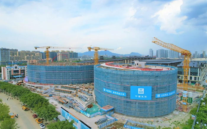 逐浪揚(yáng)帆，徐工塔機(jī)吊起蒼南大劇院“鋼鐵脊梁”