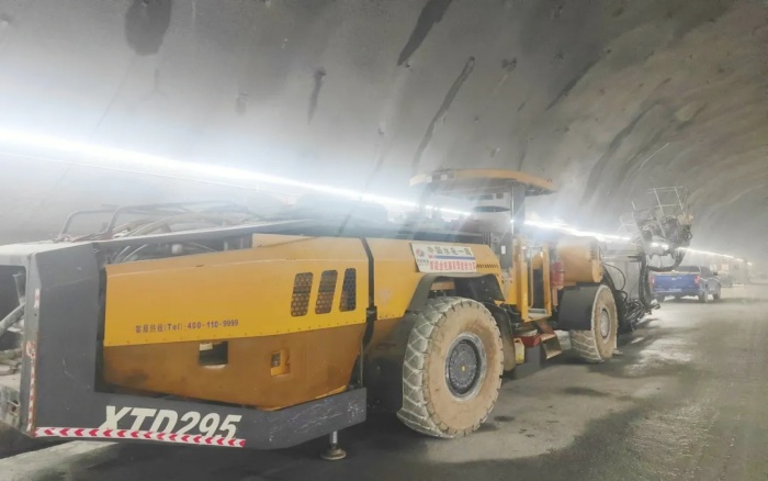 高壓高海拔！徐工鑿巖臺(tái)車(chē)挑戰(zhàn)高難度鐵路隧道